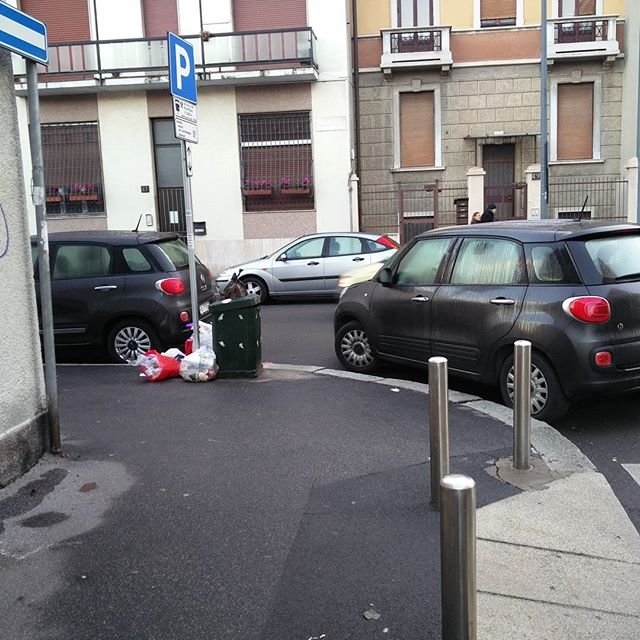 parcheggio in buca d& 039; angolo e cestino strapieno in un sol colpo from Instagram Polodegoma