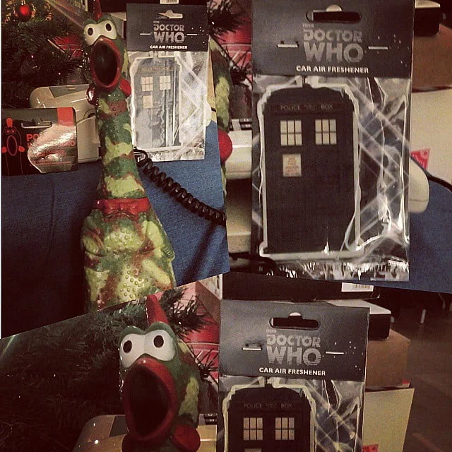 tardis air freshener doctor who doctorwho il pollodigomma invece ha scritto sull& 039;etichetta: pollo Pio il guerriero il pollo esaurito da combattimento schiaccia la pancia e… Pollo Pio inizierΓ  il suo urlo esausto. dmail Ma chi ve li scrive i testi?Grazie @baloupacher from Instagram Polodegoma