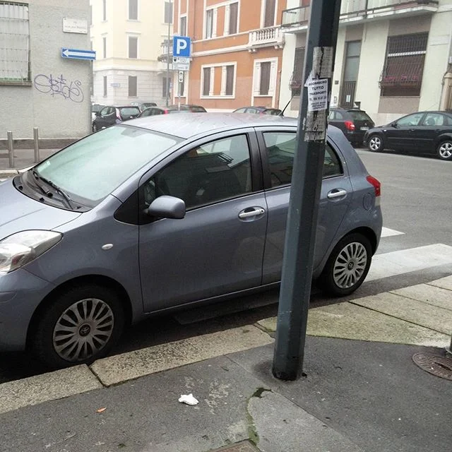 parcheggiare sulle strisce pare abbia un ottimo effetto contro la stitichezza, io almeno mando sempre a cagate chi lo fa. guardamilano parcheggio striscepedonali from Instagram Polodegoma