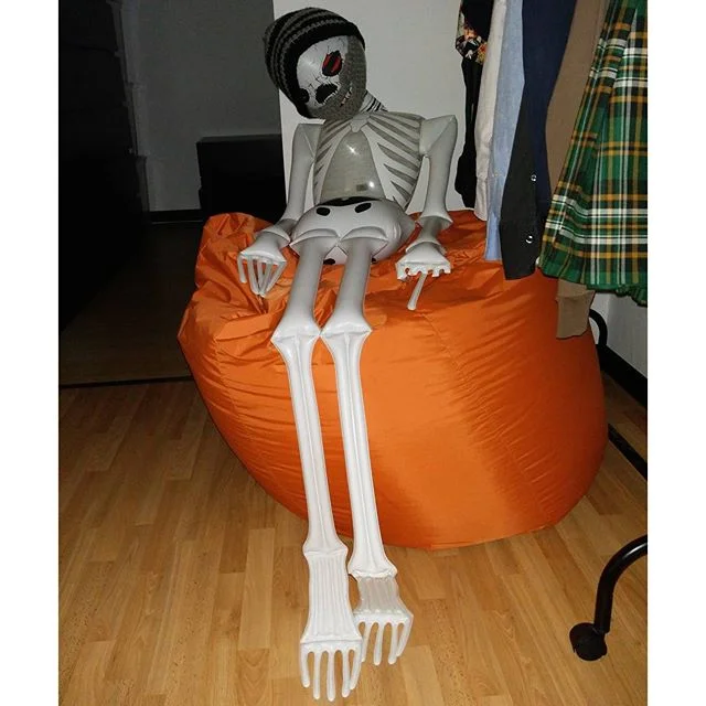 skinny augura la buonanotte a tutti homesweethome skeleton skull beard pouff roommate eat more lefthand from Instagram Polodegoma