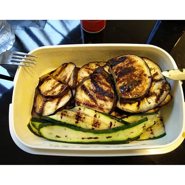 Cioè, me le sono proprio comprare apposta. melanzane alla griglia e zucchine (che però mi sono sempre piaciute. Il mondo sta per finire moriremotutti