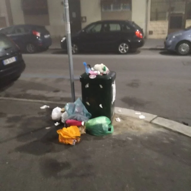 cestino dei rifiuti. Lo stai usando nel modo sbagliato. guardamilano da oggi una nuova rubrica per segnalare l& 039;inciviltΓ  dei miei vicini, le foto saranno tutte in zona via Barrili e dintorni. from Instagram Polodegoma