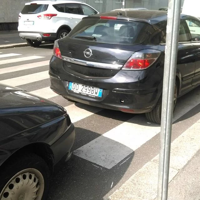 guardamilano, parcheggio sulle cstrisce con targaImmagine di repertorio from Instagram Polodegoma