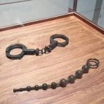 aiweiwei palazzostrozzi firenzel&039;audioguida dice che l&039;oggetto in alto rappresenta un paio di manette fatte di giada che simboleggia gli 81 giorni di carcere subito dall&039;artista.L&039;oggetto in basso invece non è riportato né nella guida né nel manifesto… È sempre in giada ma non capisco cosa simboleggi è perché non l&039;hanno scritto…Suggerimenti? &x1f608;