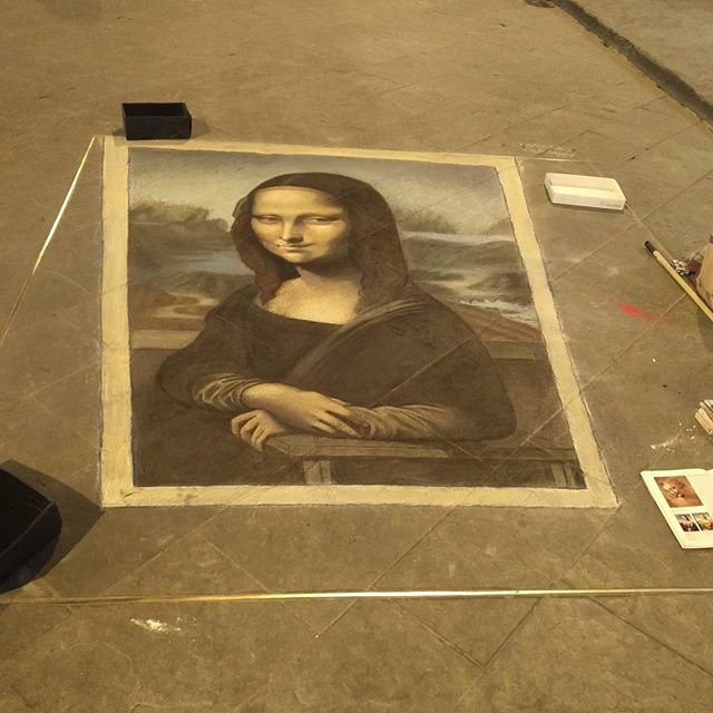 Prospettiva sfalsata per fare un modo che nelle foto il quadro appaia dritto. gioconda leonardodavinci artistadistrada