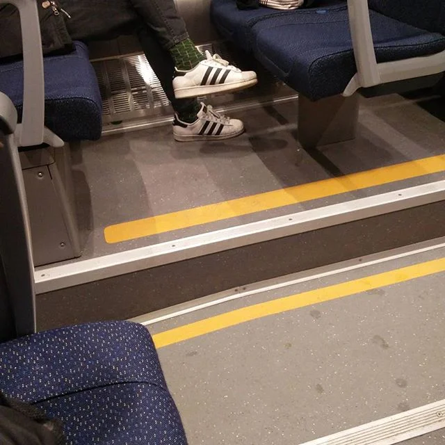 Day3 metro train scarpe shoes travel socks