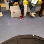 metropolitana metro scarpe shoes school schooldays Sarà più giovane di me… Comunque abbiamo lo stesso zainetto