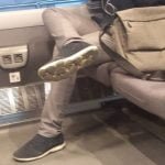 Quanta strada hanno fatto queste scarpe? Da dove vengono? Dove vanno? Sono sicuramente comode, adatte al passo di un pendolare che in questo momento dorme appoggiato al finestrino.metropolitana shoes Milano vitadapendolare scarpe metro treno train