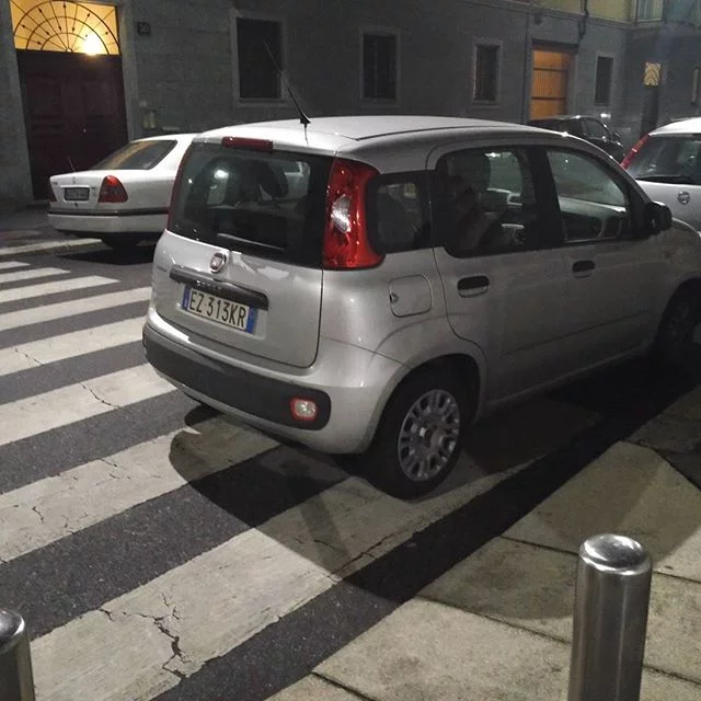 Che cazzo me ne frega a me delle strisce? Non sono una zebra!Milano milaneseimbruttito parcheggiosulmarciapiede parcheggimilanesi parcheggiosullestrisce allacazzodicane