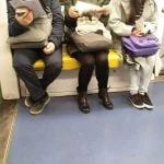 Un giorno di distanza, una carrozza diversa, un treno diverso; eppure è di nuovo lei, stessi accessori: zaino viola, scarpe, cappotto, libro, le calze e mutande non so, non voglio indagare… Cosa manca?Già, l&039;elefante invisibile (rosa?), oggi non è venuto.O forse ha preso la metro prima che io ho perso per pochi secondi.Oggi i miei dirimpettai leggono tutti, leggono carta e non schemi e non si guardano attorno, perché forse i viaggi che fanno con la mente sono più interessanti di quelli sulla lineaverde.metropolitana shoes Milano vitadapendolare scarpe metro treno train storieinmetro storiedimetro
