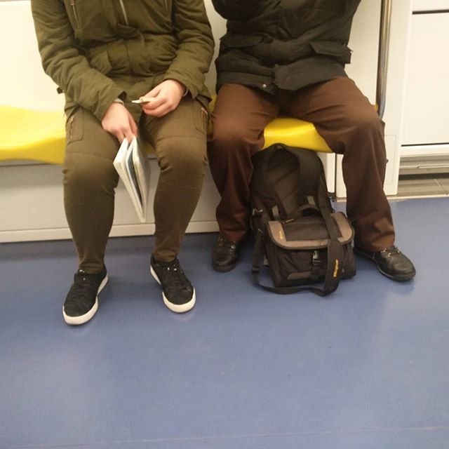 Padre e figlia, lui parla dicendo cose sensate e lei lo non ascolta sbuffando con superiorità.Io sono dallapartedilei fightthepower resistenzapassiva conflittigenerazionali metropolitana shoes Milano vitadapendolare scarpe metro treno train