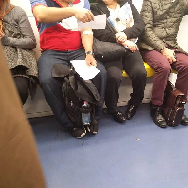 Le cose succedono se guardi, ma anche se non guardi.Metropolitana linea verde direzione Abbiategrasso.Anche se non è il mio solito orario faccio lo stesso una foto per le mie storiedituttiigiorni in metropolitana.Coppia di fronte che parla di esami medici, lui chiede e lei spiega. Ho il sospetto che lei un po&039; inventi ma non posso saperlo con certezza.Lui ha un tampone di cotone sul braccio sinistro,.Esami del sangue? Visita di controllo? Cerco di carpire cosa dicono ma sono sud americani e passano dalla loro lingua all&039;italiano senza soluzione di continuità.In certi momenti, più che coetanei quali sono, probabilmente sposati, sembrano madre e figlio per gli atteggiamenti e i toni delle risposte di lei.Ho raccolto abbastanza materiale, scriverò dopo.Estraggo il mio Kindle e mi metto a leggere.Come sempre succede se il libro è bello sparisco da questo mondo ed entro in un altro.Sono sul pianeta Shada quando il corpo mi richiama indietro, l&039;aria sul mio pianeta di origine è cambiata.Lui è per terra, con la schiena appoggiata agli sgabelli, lei al suo fianco che gli carezza la testa.Probabilmente un mancamento, l&039;immagine di madre è sempre più forte. Deve essere successo non da molto, la gente si è tutta allontanata creando un vuoto come se lui avesse la peste e guarda.Metto via il Kindle e faccio per chiedergli se hanno bisogno ma anche io esito, la mia testa sta raccogliendo ancora dati e come mi capita quando improvviso a teatro il mio corpo vuole andare in una direzione ma la mia mente lo ferma per capire. Ci fosse stato Marco mi avrebbe detto che il mio sentire era chiaro ma ho esitato è &034;sono morto&034;.La signora in piedi al suo fianco, dall&039;altro lato rispetto alla madre/moglie agisce.Ha 55/60 anni, italiana, vestita da lavoro in ufficio, trasmette distacco e posizione sociale buona.Guarda lei e dice pratica &034;lo mettiamo seduto? Vuole una mano a tirarlo su?&034;Lo fa e risolve la situazione.La vita che si era fermata torna a scorrere. Sento di aver perso un momento, non per mettermi in mostra, per aiutare ef io mi sento &034;sbagliato&034; per non esserci stato quando un essere umano aveva bisogno.