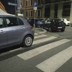 parcheggimilanesi Milano milaneseimbruttito parcheggiosullestrisce parcheggioincurva percheiosoioevoinonsieteuncazzo