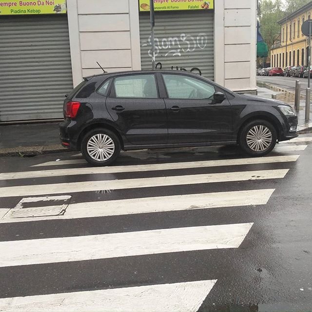 percheiosoioevoinonsieteuncazzo milaneseimbruttito parcheggimilanesi parcheggiosullestrisce Milano domenicaèsempredomenica viameda viabonghi