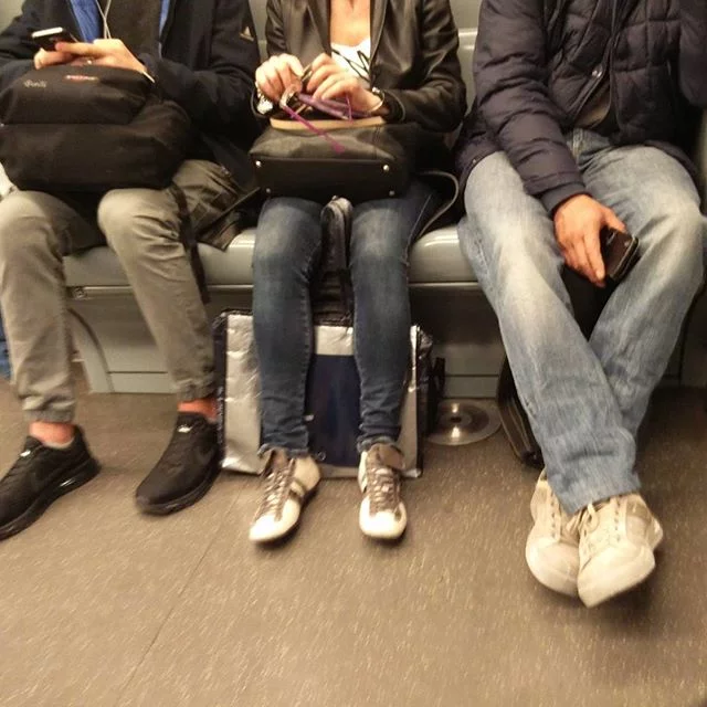 Lui gioca col telefono.Lei sale.Si salutano.Lui mette giù il telefono ma tenendolo in mano.Lui le parla.Lei tira fuori gli occhiali e risponde a monosillabi.Li pulisce.Lui le parla.Lei quasi non risponde.Se li mette.Lui le parla ma fa pause lunghe tra una frase e l&039;altra.Lei tira fuori un libro e si mette a leggere.Lui alza il cellulare e torna a giocare.Dopo un minuto di suoni fastidiosi lei lo guarda male, mette via il libro e gli parla.Lui risponde a monosillabi ma non molla il cellulare.Lei poco dopo scende.Lui quasi non se ne accorge.Tecnologia vs libro 1-0metropolitana Milano vitadapendolare metro treno train storieinmetro storiedituttiigiorni