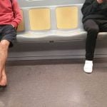 In metropolitana vedi di tutto, l&039;umanità passa di qui, vedi scarpe bianche, lucide che sembrano appena uscite dal negozio (a me non rimangono così bianche neanche dopo venti metri, pure se sono ancora nella scatola) e vedi scarpe consumate, sporche, che hanno percorso migliaia di chilometri.Ecco, di piedi nudi ne vedi raramente, soprattutto se portati in giro con una disarmante naturalezza che dice &034;io sono nel posto giusto, io sono qui ed ora e tu? Tu dove sei?&034; Have a nice trip.(Foto di ieri sera)metropolitana Milano vitadapendolare metro treno train storieinmetro storiedituttiigiorni