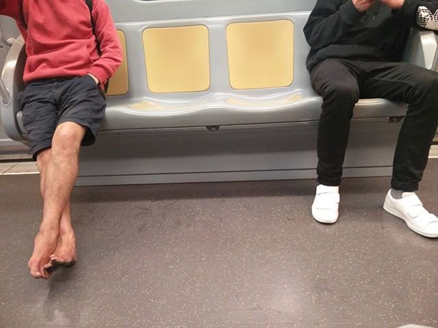 In metropolitana vedi di tutto, l&039;umanità passa di qui, vedi scarpe bianche, lucide che sembrano appena uscite dal negozio (a me non rimangono così bianche neanche dopo venti metri, pure se sono ancora nella scatola) e vedi scarpe consumate, sporche, che hanno percorso migliaia di chilometri.Ecco, di piedi nudi ne vedi raramente, soprattutto se portati in giro con una disarmante naturalezza che dice &034;io sono nel posto giusto, io sono qui ed ora e tu? Tu dove sei?&034; Have a nice trip.(Foto di ieri sera)metropolitana Milano vitadapendolare metro treno train storieinmetro storiedituttiigiorni