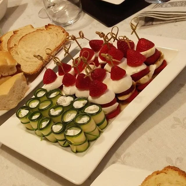 Lucia è sempre la migliore!involtini di zucchine con formaggio caprino e spiedini di fragole e mozzarella con aceto balsamico