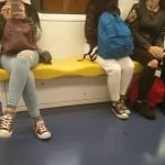 Sono due, giovani, zainetto eastpak d&039;ordinanza uguale al mio.Uguale a parte l&039;età: il mio è coetaneo, delle ragazze non dei loro zaini.Entrano insieme e parlano, non tirano fuori il telefono. Già questo non è normale. E non ridono. Sono serie. Mi incuriosiscono. Ma non sento, la metro fa più rumore del solito.La conversazione è a senso unico, una domanda, l&039;altra risponde per almeno trenta secondi, l&039;altra dice qualcosa e da un&039;altra domanda. La cosa va avanti per una decina di minuti.Mi alzo alla fermata prima della mia per origliare senza farmi vedere.La parlante dice &034;è la definizione di continuità!&034;.Penso ad un cantante che non cambia mai, ad una storia d&039;amore noiosa e sempre uguale, ad una serie tv infinita.Poi l&039;altra risponde &034;è il programma di matematica lo abbiamo finito&034; passiamo a fisica&034;.Mi sento vecchio
