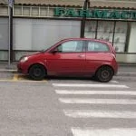 Signori, abbiamo un vincitore!strisce pedonali e parcheggio per disabili 2×1 milaneseimbruttito parcheggiosullestrisce parcheggiomilanese percheiosoioevoinonsieteuncazzo SeiUnCaroAmico