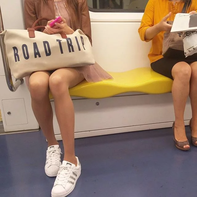 AltaBellaBionda… Occhi celesti (non, non è bionda ma l&039;associazione mentale era troppo forte)Dicevamo… Bella. E sa di esserlo.Si siede, è abituata agli sguardi. Viene radiografata , le controllano le gambe, le scarpe pulitissime, il vestitino rosa e leggero, con la gonna corta e trasparente, il viso dai lineamenti dolci, i capelli lisci.La studiano uomini e donne, desidero ed invidia.Usa la borsa per nascondersi.E lei? Non vede nessuno e non da confidenza. Se si guarda in giro lo fa con discrezione, non fissa mai. Sembra volare con lo sguardo.Ed io? Io ho fatto tutto il viaggio a chiedermi cosa diavolo ci fosse in quella borsa enorme!roadtrip metropolitana Milano lineaverde