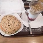 Panino con salmone yoghurt con granola e lamponicolazione a Cracovia