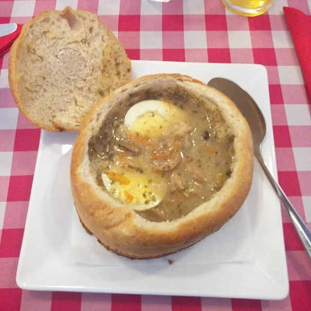 Io ci muoio per queste cose.zuppa tipica polacca nel pane di segale con dentro tuttoA seguire… stinco con crauti senape è cren