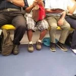 Scarpe Antinfortunistiche, zainetto, pantaloncini corti.Seduto In mezzo a persone perse nei loro giornali, cellulari o semplicemente pensieri.Anche lui ha un cellulare in mano ma legge, legge e prega.Silenziosamente, con parole appena accennate, socchiudendo le labbra.E la mia mente malata, o meglio la mente che questo mondo moderno cerca di fare ammalare, per un attimo ha pensato: &034;Non sarà un estremista?&034; Solo perché stava pregando.Non l&039;ho fatto apposta, è stato un pensiero che mi ha attraversato la testa, figlio della paura e del terrore che ogni giorno ci arriva da ogni parte del mondo, un terrore sia reale che pilotato dai media.Mi sono pentito subito: un uomo che prega, soprattutto se lo fa in una metropolitana per se stesso e per il suo Dio e non in una chiesa per farsi vedere (e poi magari appena uscito dalla chiesa butta odio sugli extracomuni, rom, gay, ecc.) Lo fa perché ci crede.E probabilmente è molto meglio di molti altri.Non ha disturbato, non ha ostentato, non ha chiesto nulla.E va bene così.metropolitana Milano vitadapendolare metro treno train storieinmetro storiedituttiigiorni