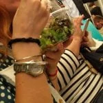 Ore 19.30Si siede di fianco a me, in metro.Per fotografarla senza farmi beccare mi fa compiere azioni degne del miglior James Bond.Dicevamo, si siede e si mette a mangiare.In metro ho visto mangiare fritta, panini, focacce, pizze rotonde e quadrate, arancine, supplì…Ma è la prima volta che vedo qualcuno mangiare un&039;insalata.E pure condita, a giudicare dell&039;odore, da un pessimo aceto di vino.E mangiava con gusto e voracità, quasi rischiando di perdere la stazione in cui doveva scendere.De gustibus non disputandum est.Buon appetito a te.metropolitana Milano vitadapendolare metro treno train storieinmetro storiedituttiigiorni instafood pornfood cibo