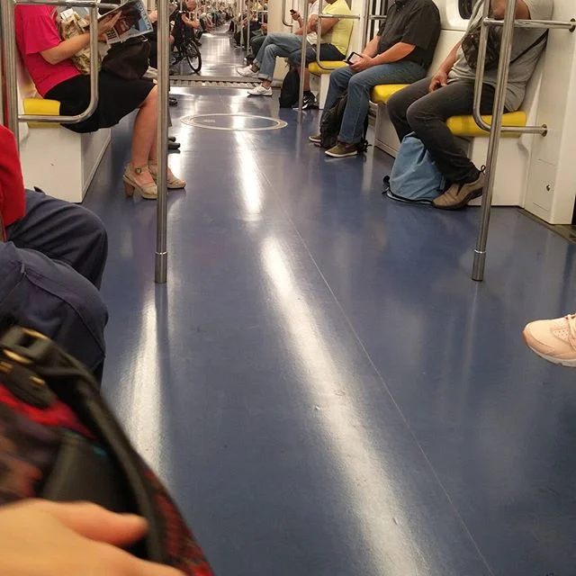 Le &034;nuove&034; metropolitane di Milano sono belle, sono un unico vagone che parte dall&039;inizio alla fine del treno e quando arrivano al capolinea non si devono neanche girare, sono dei serpenti a due teste che scorrono sui binari, avanti e indietro.E dentro ai serpenti ci sono persone, ed ognuna ha una sua storia.Portano riviste, libri, cellulari e biciclette.Producono risate, urla, sospiri e sbadigli.Emanano profumi, scoregge (silenziose ma spesso fetenti), aliti ed esclusi da ascelle &034;importanti&034;.Lanciano sorrisi, sguardi, parole e silenzi.Ogni persona è una storia, ogni incontro, scontro, fuga o ritorno è una storia nella storia.Su una sola corsa della metropolitana ci sono migliaia di storie e non basterebbe una vita per conoscerle tutte.Però è bello guardare e vedere, ascoltare e sentire perché c&039;è sempre da imparare no?metropolitana Milano vitadapendolare metro treno train storieinmetro storiedituttiigiorni