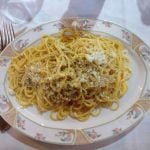 carbonara (e una coca cola)https://youtu.be/qYX8X2YiMz4Io voglio viaggiare in ItaliaIn paese dei limoni.Brigade Rosse e la MafiaCacciano sulla Strada del Sol.Distruzione della Lira,Gelati Motta con brio,Tecco mecco con ragazza,Ecco, la mamma de amore mio.Sentimento grandioso per Italia,Baciato da sole calda.Borsellino e vuote totale,Perciò mangio sempre solo… Spaghetti Carbonara – e una Coca ColaCarbonara – e una Coca ColaCarbonara – e una Coca ColaCarbonara – e una Coca Cola Scusi signorina, willst du auch&039;n Spliff?Oder stehst du nur auf Männer mit Schlips?Ich hab&039; sonst nichts was ich dir geben kann,Aber blond bin ich, ist das vielleicht nichts?Amaretto ist ein geiles Zeug, ich bin schon lull und lall.Hab&039; keine Ahnung ob du mich verstehst,Doch du lächelst, und mein Herz tut &039;n&039; Knall.Belladonna, ich lad&039; dich jetzt zum Essen einMangiare – tu capito? Andiamo!Asti Spumante wird es nicht g&039;rade sein,Aber dafür gibt&039;s schon wieder mal… Spaghetti Carbonara – e una Coca ColaCarbonara – e una Coca ColaCarbonara – e una Coca ColaCarbonara – e una Coca Cola