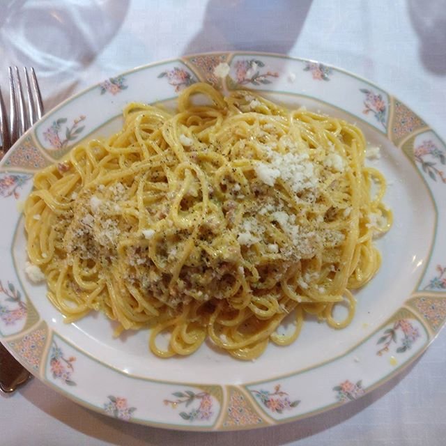 carbonara (e una coca cola)https://youtu.be/qYX8X2YiMz4Io voglio viaggiare in ItaliaIn paese dei limoni.Brigade Rosse e la MafiaCacciano sulla Strada del Sol.Distruzione della Lira,Gelati Motta con brio,Tecco mecco con ragazza,Ecco, la mamma de amore mio.Sentimento grandioso per Italia,Baciato da sole calda.Borsellino e vuote totale,Perciò mangio sempre solo… Spaghetti Carbonara – e una Coca ColaCarbonara – e una Coca ColaCarbonara – e una Coca ColaCarbonara – e una Coca Cola Scusi signorina, willst du auch&039;n Spliff?Oder stehst du nur auf Männer mit Schlips?Ich hab&039; sonst nichts was ich dir geben kann,Aber blond bin ich, ist das vielleicht nichts?Amaretto ist ein geiles Zeug, ich bin schon lull und lall.Hab&039; keine Ahnung ob du mich verstehst,Doch du lächelst, und mein Herz tut &039;n&039; Knall.Belladonna, ich lad&039; dich jetzt zum Essen einMangiare – tu capito? Andiamo!Asti Spumante wird es nicht g&039;rade sein,Aber dafür gibt&039;s schon wieder mal… Spaghetti Carbonara – e una Coca ColaCarbonara – e una Coca ColaCarbonara – e una Coca ColaCarbonara – e una Coca Cola