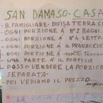 Io potrei tranquillamente essere definito un grammarnazi.Amo i congiuntivi, i verbi declinati con cognizione di causa, le congiunzioni e le virgole e sì, anche i punti e virgola… Ed i perché scritti con l&039;accento corretto.Ma quando arrivo a Modena in piazzagrande dimentico tutto e volo a leggere gli annunci.B.familiare per bifamiliare, à per ha.Ed io torno bambino.Perché mi ricorda i giri in centro con mio padre, che ogni tanto si fermava a leggere gli annunci e sorrideva.Perché quando ad un certo punto gli annunci scritto a mano sono stati sostituiti da monitor con immagini a rotazione io ci sono rimasto male, quando sono tornati sono stato felice. E allora che me ne frega degli errori se mi fanno stare bene, li cerco e sorrido.