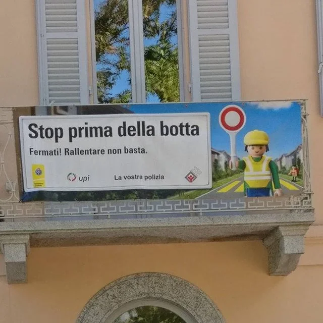 Credo di aver visto raramente una campagna sulla sicurezza stradale così brutta…ticino svizzera swiss stop prima della botta playmobil tienibotta