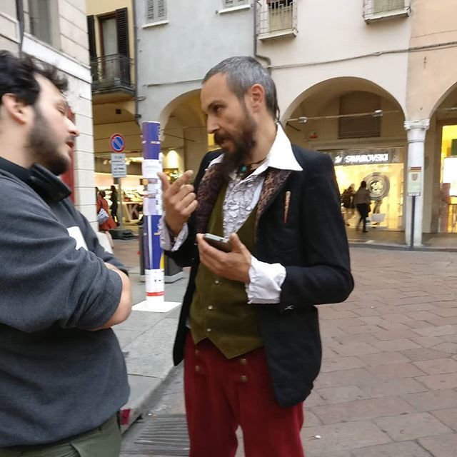 Ieri è stato il giorno degli incontri: prima un amico che non vedevo da una decina d&039;anni che faceva l&039;artista di strada a Mantova.Lo saluto e mi fermo a riguardare lo spettacolo… Nel mentre sento chiamare Steeeve e… Non mi giro, ci vuoi che conosca a Mantova?Di nuovo un richiamo! Mi giro, si che ti conosco.Rachele, non ci vediamo da circa 4 anni.Partiamo da Mantova, finiamo ad una sagra del tartufo a carbonara di po&039; che puntavano dal giorno prima… sagra mezza vuota che era prestissimo, siamo al secondo e fanno sedere al nostro tavolo… Una coppia di amici che da un paio d&039;anni viene alla salama, anche loro in trasferta.Nulla accade per caso.incontri amici friends COINCIDENZE non credo sciechimiche