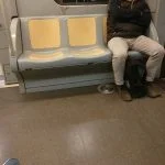 Un lato lo salvo attaccandomi alla parete, per l&039;altro non ci posso fare nulla ma spero che non si sieda nessuno. La gente puzza, fa rumore, da fastidio. Ogni tanto addirittura vuole parlarmi…Io odio la gente!stammilontano