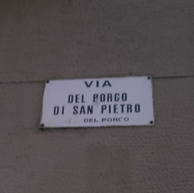 Mi ha ricordato amicimiei .Un cartellostradale modificato da via del Borgo a via del porco genius