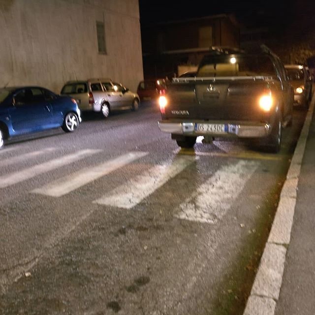 Sì, sono sul parcheggio disabili ma ho le doppie frecce quindi non conta no?Tanto quello con la macchina blu ha parcheggiato sulle strisce.pickup Gallarate gallarabbia parcheggioalternativo parcheggimilanesi parcheggiodisabili parcheggiosullestrisce percheiosoioevoinonsieteuncazzo milaneseimbruttito varesotto solounminuto