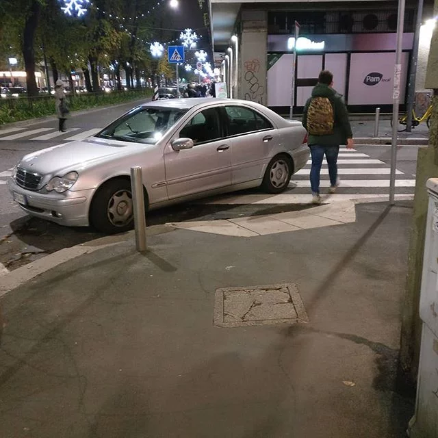 Sapessi come è strano parcheggiare ogni giorno a Milano.parcheggimilanesi parcheggioalternativo parcheggio parcheggiosullestrisce parcheggioselvaggio milaneseimbruttito milanobynight parking percheiosoioevoinonsieteuncazzo