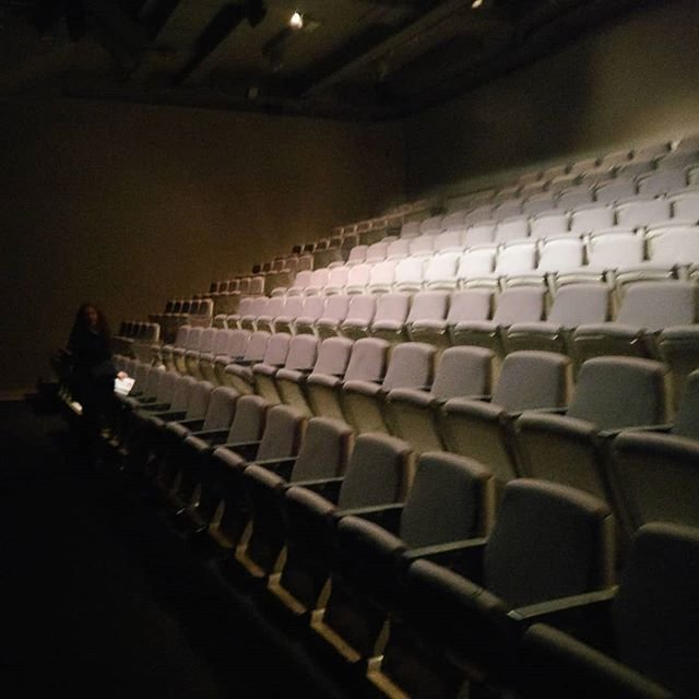 Quanto amo andare teatro, essere tra i primi ad entrare in sala, sedermi in prima fila, aspettare impaziente che cominci lo spettacolo.