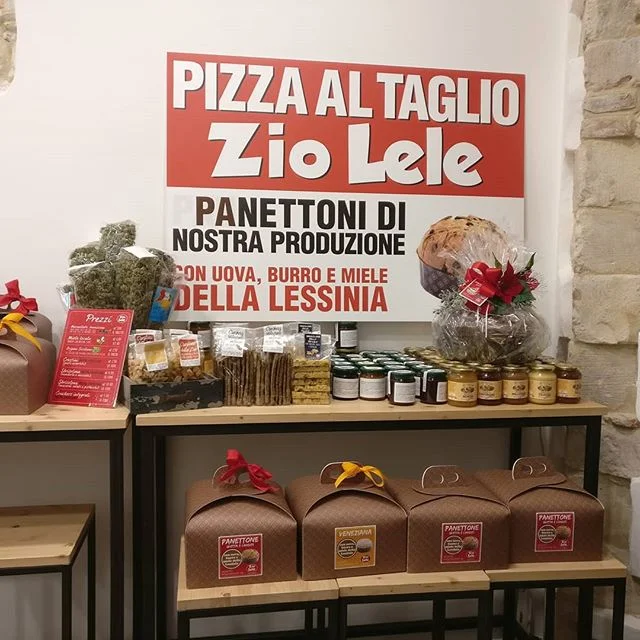panettone is on the table.panettoni dello zio Lele ritirati.Da domani cominciano le consegne e le spedizioni Anche questa volta sono riuscito a riempire la macchina.