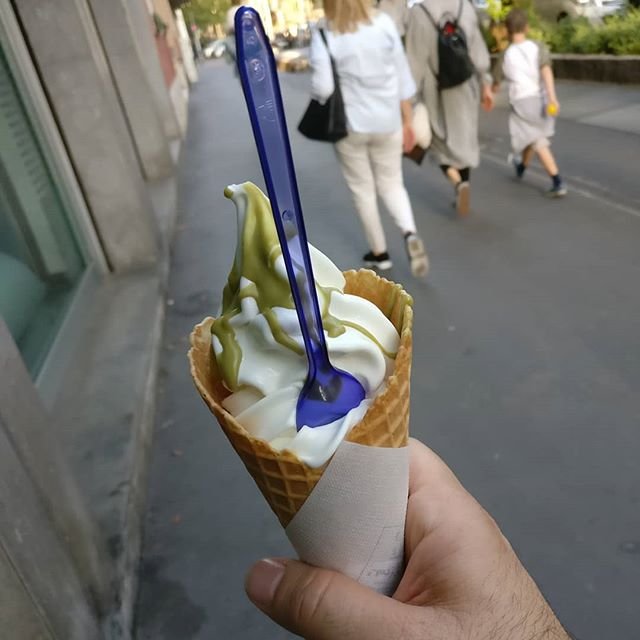 25/04/2016 dopo la manifestazione ed una camminata di 17 km, metro più, metro meno me lo merito un gelato allo yogurt con pistacchio e granella di amaretti o no?liberazione antifa