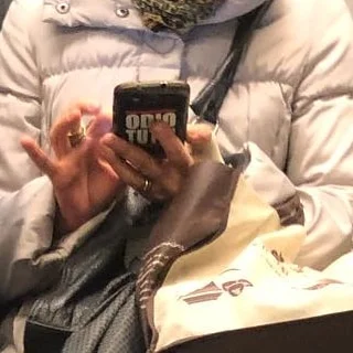 Foto non mia, me l&039;ha girata un amico.Ha sicuramente più di 50, forse 60 ed un portamento da perfetta milanese.Non vorrebbe essere lì, in mezzo al volgo ma le tocca e fa di tutto per non esserne toccata.L&039;unico scambio che ha è con il cellulare, il resto del mondo non esiste, e anche quello viene quasi solo sfiorato come se fosse un contatto eccessivoLa cover parla per lei: ODIO TUTTI!