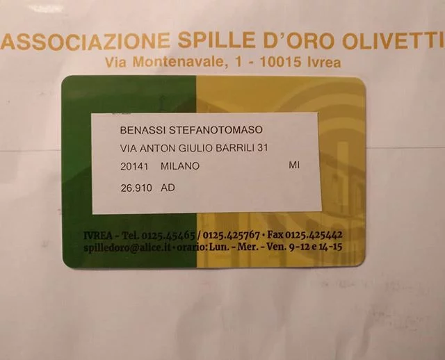 olivetti spille d&039;orohttp://spilleoro.altervista.orgL’Associazione Spille d’Oro Olivetti, apolitica, aconfessionale, senza finalità di lucro, accoglie gli ex dipendenti del Gruppo Olivetti che hanno compiuto 25 anni di servizio in Azienda, al cui compimento sono stati insigniti della “Spilla d’Oro”, in ricordo del dono che il fondatore Camillo Olivetti fece alla moglie, Luisa Revel nel 1913, all’uscita della millesima M1, la prima macchina per scrivere.All’Associazione possono anche iscriversi, come soci aderenti:· gli ex dipendenti del Gruppo Olivetti, anche se non hanno raggiunto i 25 anni di anzianità di lavoro;· i coniugi superstiti, i famigliari, i simpatizzanti, che partecipano o desiderano partecipare alle attività associative e che condividono i valori Olivetti.