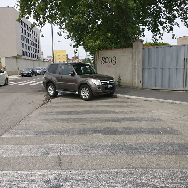 parcheggioincurva parcheggiosullestrisce perchèiosonoioevoinonsieteuncazzo milaneseimbruttito milano guardamilano