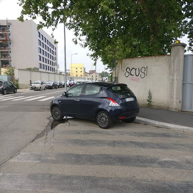 Altro giro altro regalo.parcheggioincurva parcheggiosullestrisce perchèiosonoioevoinonsieteuncazzo milaneseimbruttito milano @cittadimilano