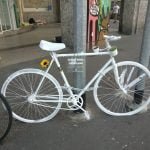 Da bike.Milano.itLe ghost bike sono un modo di ricordare i ciclisti che sono morti sulle strade di Milano in sella alla propria, amata, biciclettaLe ghost bike di Milano sono biciclette bianche posate dalla comunità dei cicloattivisti milanesi nei luoghi dove sono stati investiti e uccisi dei ciclisti. Qualcuno pensa che siano un brutto segnale, come se fossero la certificazione di un pericolo, ma in realtà sono solo un modo per ricordare una persona che non c’è più e invitare tutti a una maggiore attenzione sulle strade.Per approfondire: https://en.wikipedia.org/wiki/Ghost_bike.Milano, insieme a tante altre città nel mondo, partecipa alla Ride of silence: un appuntamento annuale per ricordare tutti i ciclisti che sono morti in città.ghostbike Milano bike bici pericolo