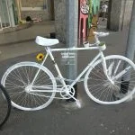 Da bike.Milano.itLe ghost bike sono un modo di ricordare i ciclisti che sono morti sulle strade di Milano in sella alla propria, amata, biciclettaLe ghost bike di Milano sono biciclette bianche posate dalla comunità dei cicloattivisti milanesi nei luoghi dove sono stati investiti e uccisi dei ciclisti. Qualcuno pensa che siano un brutto segnale, come se fossero la certificazione di un pericolo, ma in realtà sono solo un modo per ricordare una persona che non c’è più e invitare tutti a una maggiore attenzione sulle strade.Per approfondire: https://en.wikipedia.org/wiki/Ghost_bike.Milano, insieme a tante altre città nel mondo, partecipa alla Ride of silence: un appuntamento annuale per ricordare tutti i ciclisti che sono morti in città.ghostbike Milano bike bici pericolo