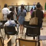 E poi ti trovi al consolato italiano a washington perché ad un tuo compagno di team è sparito uno zaino (col passaporto) e ti senti subito a casa.La guardia (maleducata) all&039;ingresso si fa forte del poco potere che ha e dice &034;TU NON PUOI PASSARE!&034; probabilmente sentendosi gandalf pur non avendone il fisique di role. Anche se gli spieghi che hai appuntamento fino a che non chiami al telefono la persona non ti fa passare.Quando lo fa pare che ti stia facendo un favore, non il suo lavoro.La fila in un ufficio in chi ti dicono &034;senza questo documento non puoi fare nulla&034; lo stesso documento che la polizia non ti ha rilasciato anche se glielo hai chiesto e quando hai richiamato per dire che non te lo davano ti hanno detto &034;troveremo il modo&034; il modo è stato richiederlo di nuovo alla polizia pagando 5 dolla e facendoselo spedire via mail dall&039;albergo.Documento arrivato… E la polizia non ci ha neanche scritto il nome.Soluzione? Amen, andiamo avanti lo stesso.Fai una autocertificazione.Per ora siamo a 3.5 ore d&039;attesa.Nel frattempo l&039;ufficio si è riempito.C&039;è chi esporta democrazia e chi burocrazia.