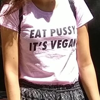 Vorrei spiegare alla prioritaria della tshirt la teoria degli insiemi:I vegani umani mangiano poche cose.I vegetariani umani mangiano tutto quello che mangiano i vegani più altro.I carnivori umani (detti onnivori) mangiano quello che mangiano i vegetariani e di conseguenza anche i vegani… Chi vuole intendere intenda… Oggi ero a wlasvegan al circolomagnolia perché anche se non sono vegano so che ci sono cose buone ed io amo il cibo, tutto.Il gelato vegan della gelateria fior di loro di Sesto San Giovanni ad esempio era ottimo (pistacchio salato e mandorla salata, spettacolo) e lo zenzero essiccato senza zucchero che ho comprato è spettacolare.Quello che però non mi piace di alcuni vegani è l&039;estremismo.Tipo quelli che ti augurano La morte se mangi carme, quelli che la augurano ai tuoi figli, insomma quelli che esagerano sempre.Sembra una setta.Io sono per un consumo di carne consapevole, per l&039;eliminazione degli allevamenti intensivi con conseguente giusto aumento del costo della carne ed una informazione consapevole già dalla scuola.O per la carme allevata in laboratorio alla quale mi dicono siamo vicini.Siate buoni se potete e mangiate quello che dice la signorina, tutti.